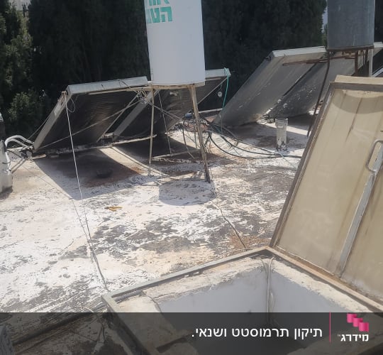 דוד שמש עם קולטים על גג שטוח